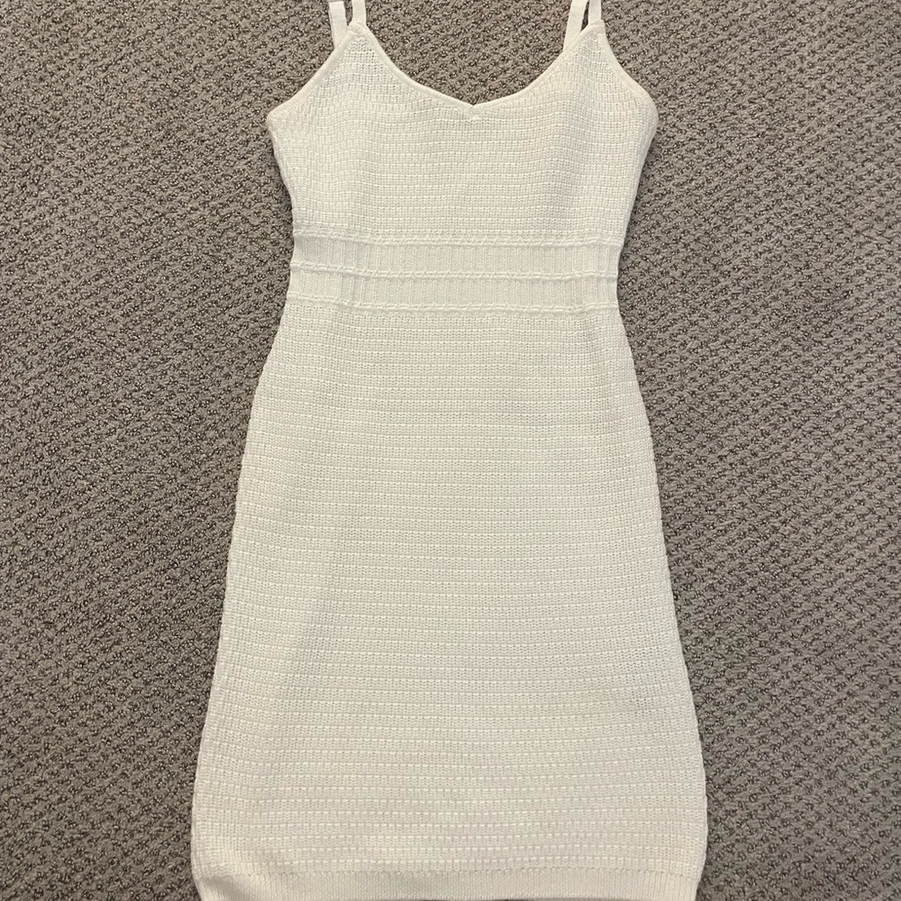 Elegant White Sleeveless Dress